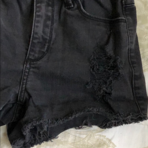 Guess Destroyed Black Highwaisted shorts - Picture 2 of 3